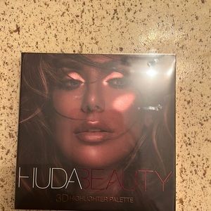 highlighter palette with  different textures